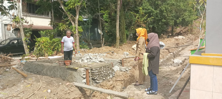 Senin, 21 Agustus 2023, monitoring kegiatan pembuatan Poskamling di Jalan MT. Haryono RT. 002