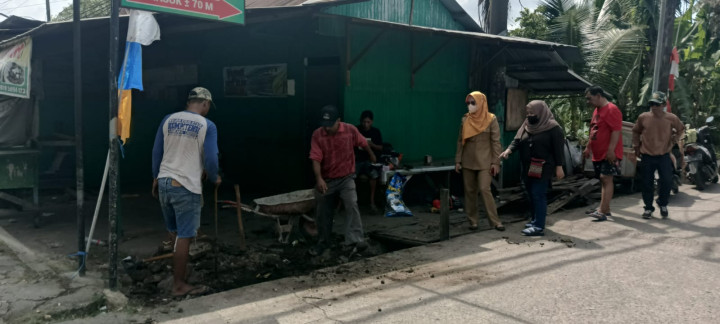 Senin, 21 Agustus 2023, monitoring pembuatan Gapura di Jalan Meranti Gang 2 RT. 016