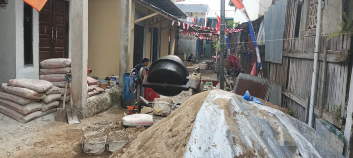 Selasa, 27 Agustus 2023, semenisasi Jalan di RT. 027, tepat disamping sekolah Al-Muna