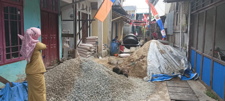 Selasa, 27 Agustus 2023, semenisasi Jalan di RT. 027, tepat disamping sekolah Al-Muna