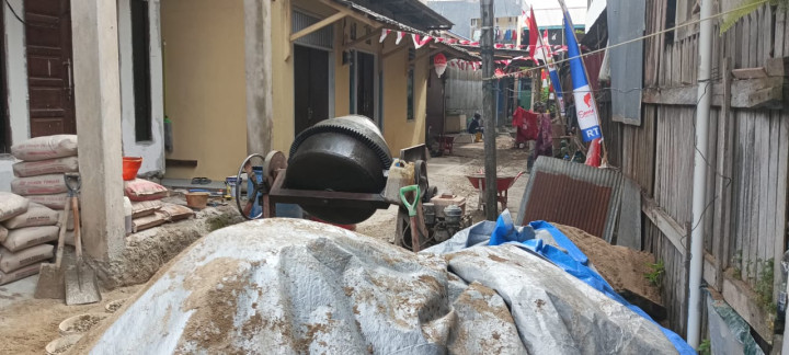 Selasa, 27 Agustus 2023, semenisasi Jalan di RT. 027, tepat disamping sekolah Al-Muna