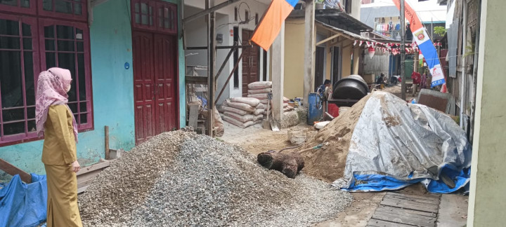Selasa, 27 Agustus 2023, semenisasi Jalan di RT. 027, tepat disamping sekolah Al-Muna
