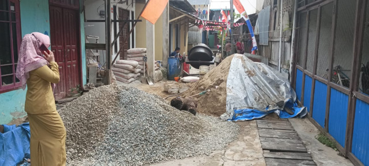 Selasa, 27 Agustus 2023, semenisasi Jalan di RT. 027, tepat disamping sekolah Al-Muna