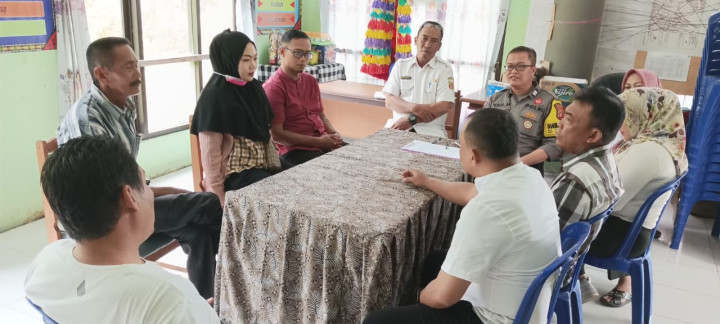 Rabu, 23 Agustus 2023, Seluruh bersama Kasie Pemerintahan dan Bhabinkamtibmas Karang Anyar melakukan mediasi terkait sengketa lahan di RT. 015,Jln.Kelapa Gading