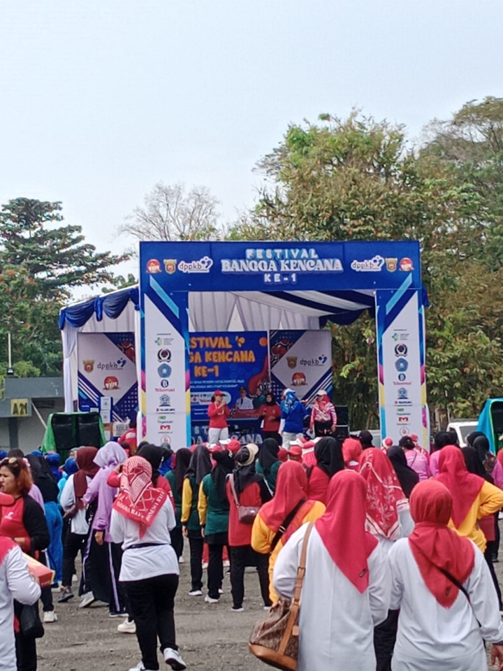 Kamis, 24 Agustus 2023, Lurah bersama Ketua PKK dan Anggota PKK Karang Anyar menghadiri kegiatan Festival Bangga Kencana di Gor 27 September Unmul Samarinda.