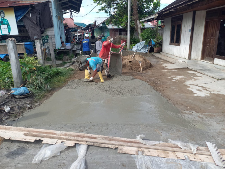 Jumat, 25 Agustus 2023, monitoring kegiatan Semenisasi Jalan di Jalan Kahoi 7 Blok B1 RT. 030