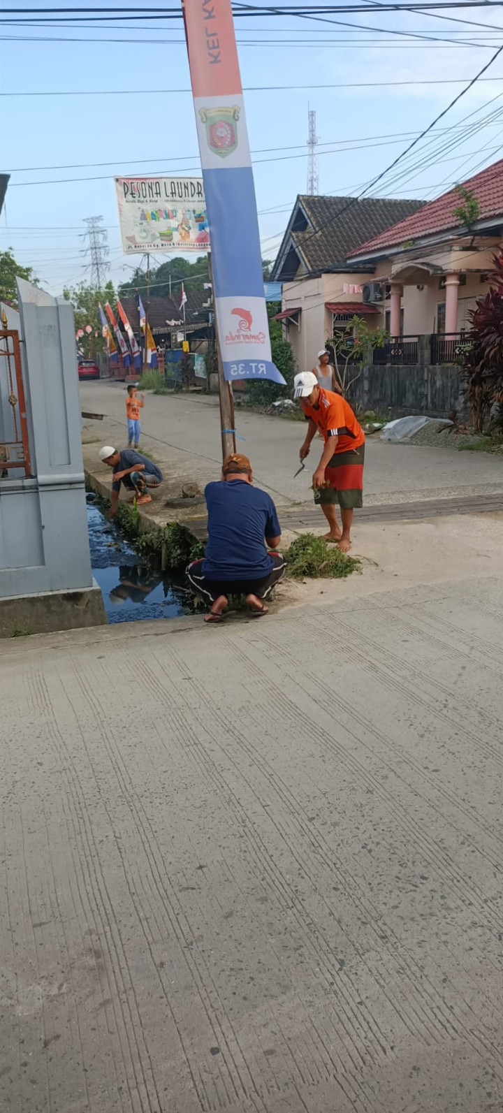 Minggu, 27 Agustus 2023, Lurah beserta Seklur, Kasie dan para staf kelurahan memonitor kegiatan kerja bakti dalam rangka kegiatan Gotong Royong Probebaaya.