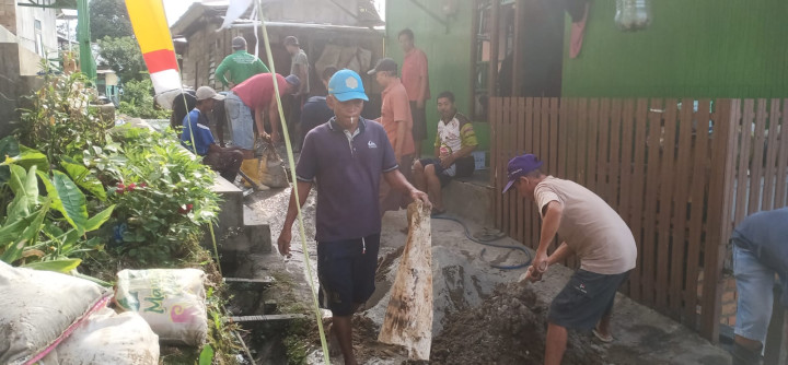 Minggu, 27 Agustus 2023, Lurah beserta Seklur, Kasie dan para staf kelurahan memonitor kegiatan kerja bakti dalam rangka kegiatan Gotong Royong Probebaaya.