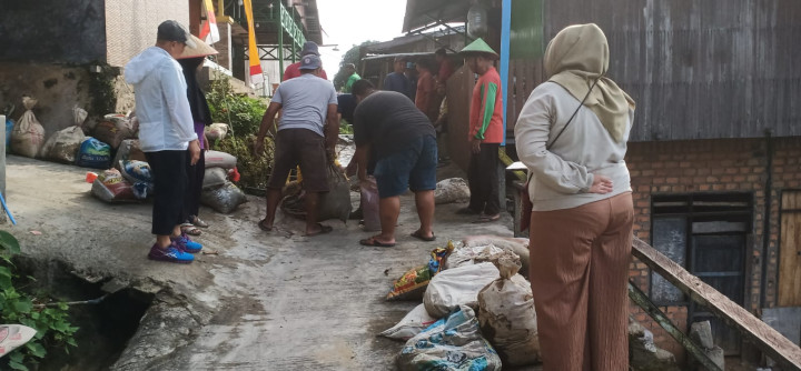 Minggu, 27 Agustus 2023, Lurah beserta Seklur, Kasie dan para staf kelurahan memonitor kegiatan kerja bakti dalam rangka kegiatan Gotong Royong Probebaaya.