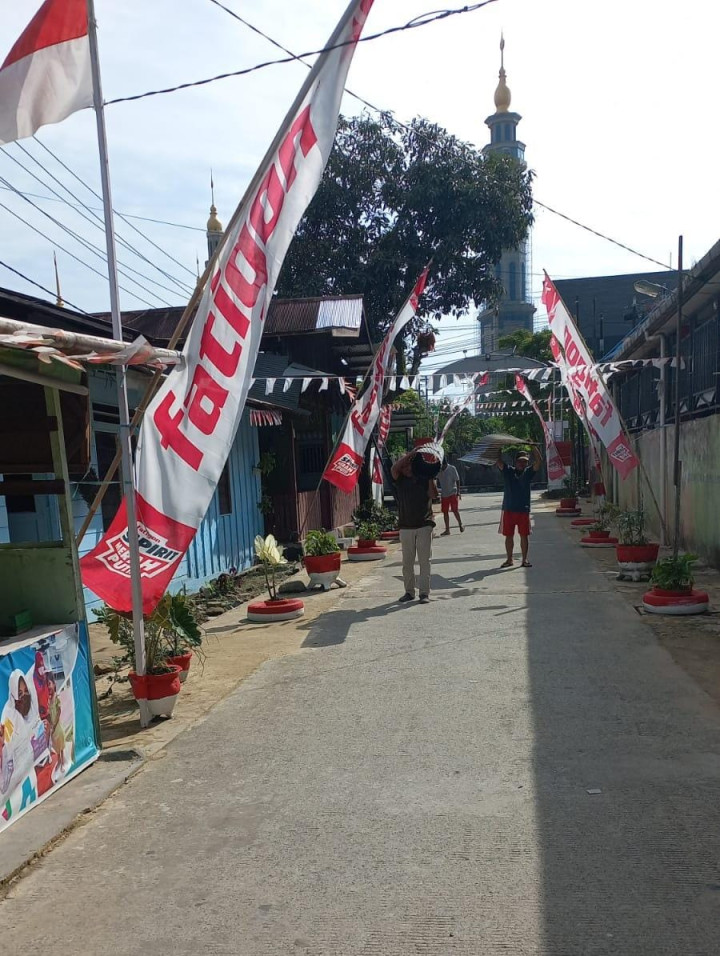 Minggu, 27 Agustus 2023, Lurah beserta Seklur, Kasie dan para staf kelurahan memonitor kegiatan kerja bakti dalam rangka kegiatan Gotong Royong Probebaaya.