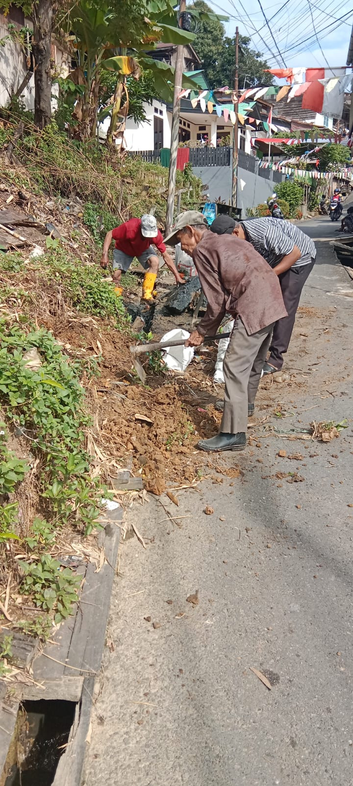 Minggu, 27 Agustus 2023, Lurah beserta Seklur, Kasie dan para staf kelurahan memonitor kegiatan kerja bakti dalam rangka kegiatan Gotong Royong Probebaaya.