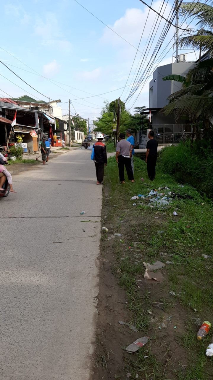Minggu, 27 Agustus 2023, Lurah beserta Seklur, Kasie dan para staf kelurahan memonitor kegiatan kerja bakti dalam rangka kegiatan Gotong Royong Probebaaya.