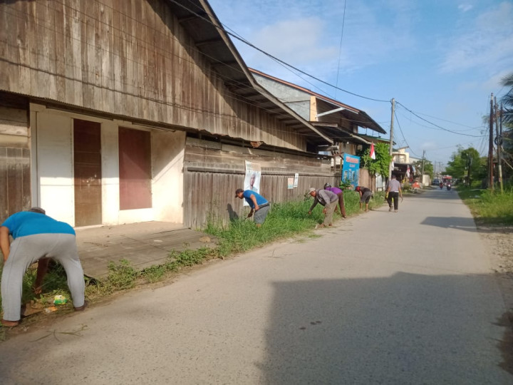 Minggu, 27 Agustus 2023, Lurah beserta Seklur, Kasie dan para staf kelurahan memonitor kegiatan kerja bakti dalam rangka kegiatan Gotong Royong Probebaaya.