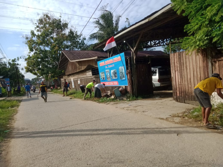Minggu, 27 Agustus 2023, Lurah beserta Seklur, Kasie dan para staf kelurahan memonitor kegiatan kerja bakti dalam rangka kegiatan Gotong Royong Probebaaya.