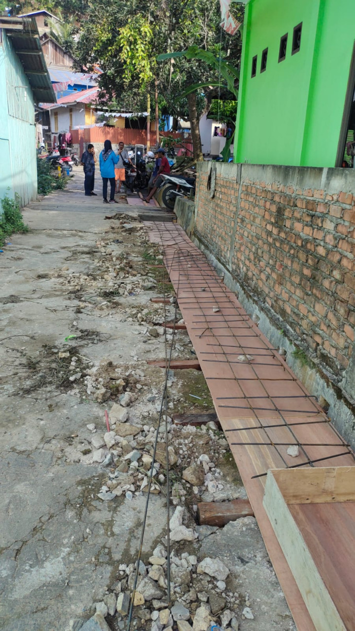 Minggu, 27 Agustus 2023, Lurah beserta Seklur, Kasie dan para staf kelurahan memonitor kegiatan kerja bakti dalam rangka kegiatan Gotong Royong Probebaaya.