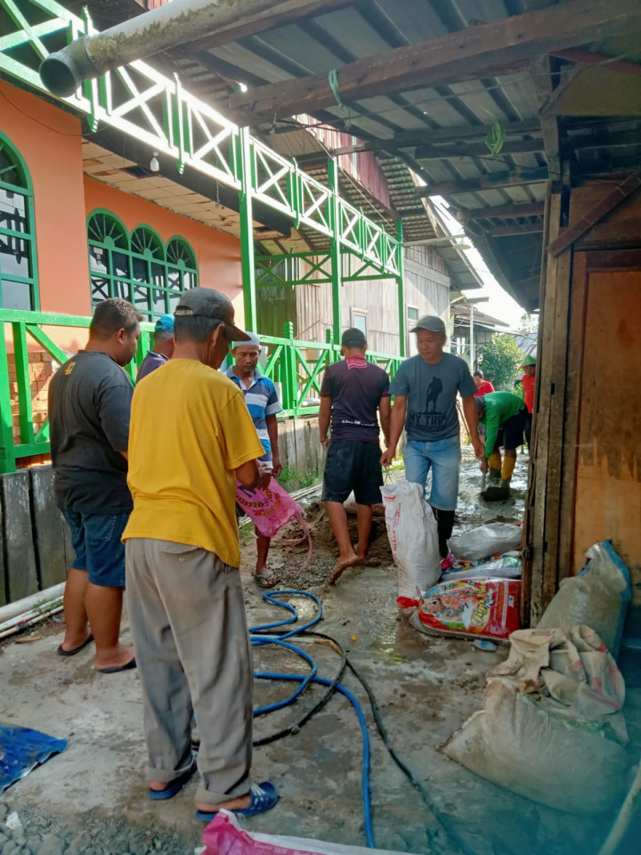 Minggu, 27 Agustus 2023, Lurah beserta Seklur, Kasie dan para staf kelurahan memonitor kegiatan kerja bakti dalam rangka kegiatan Gotong Royong Probebaaya.