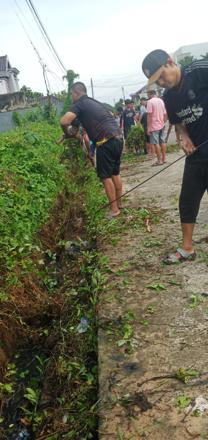 Minggu, 27 Agustus 2023, Lurah beserta Seklur, Kasie dan para staf kelurahan memonitor kegiatan kerja bakti dalam rangka kegiatan Gotong Royong Probebaaya.
