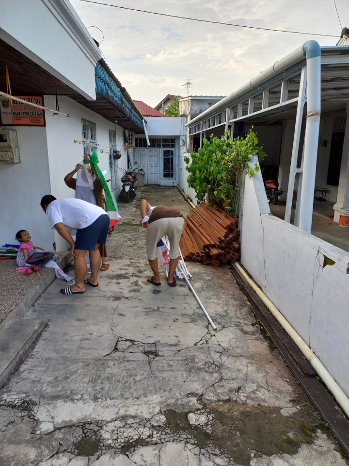 Minggu, 27 Agustus 2023, Lurah beserta Seklur, Kasie dan para staf kelurahan memonitor kegiatan kerja bakti dalam rangka kegiatan Gotong Royong Probebaaya.