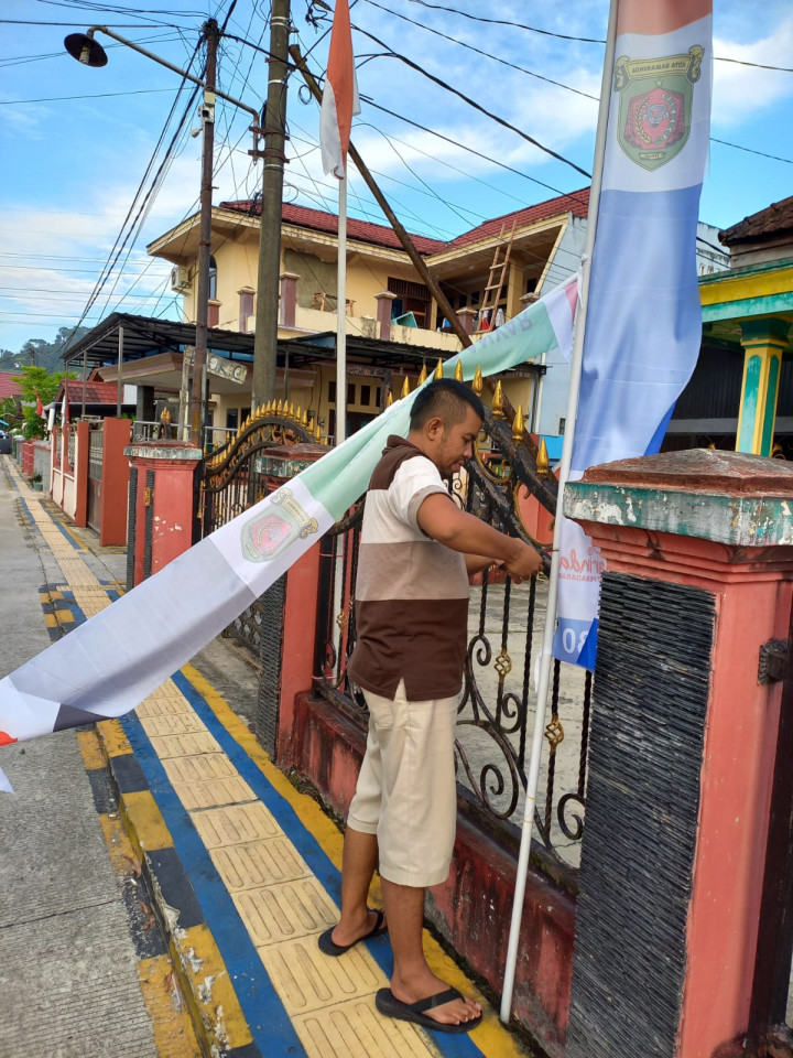 Minggu, 27 Agustus 2023, Lurah beserta Seklur, Kasie dan para staf kelurahan memonitor kegiatan kerja bakti dalam rangka kegiatan Gotong Royong Probebaaya.