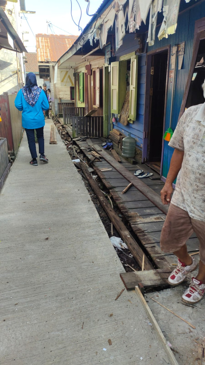 Minggu, 27 Agustus 2023, Lurah beserta Seklur, Kasie dan para staf kelurahan memonitor kegiatan kerja bakti dalam rangka kegiatan Gotong Royong Probebaaya.