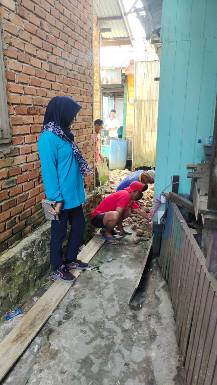 Minggu, 27 Agustus 2023, Lurah beserta Seklur, Kasie dan para staf kelurahan memonitor kegiatan kerja bakti dalam rangka kegiatan Gotong Royong Probebaaya.