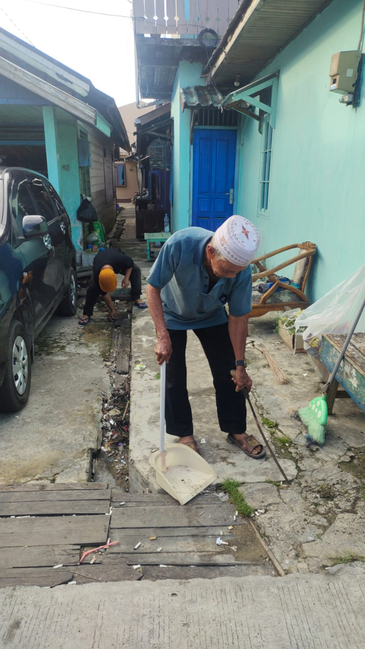 Minggu, 27 Agustus 2023, Lurah beserta Seklur, Kasie dan para staf kelurahan memonitor kegiatan kerja bakti dalam rangka kegiatan Gotong Royong Probebaaya.