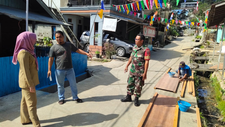 Selasa, 29 Agustus 2023, Kasie Ekobang, Staf dengan ditemani Babinsa Karang Anyar memonitor kegiatan Probebaaya Sapras perbaikan drainase dan semenisasi jalan di RT. 001, Jln. MT. Haryono.
