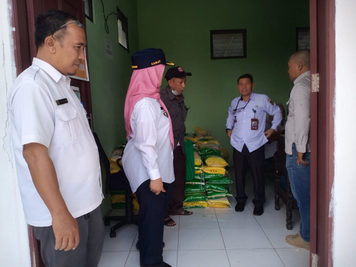 Rabu, 30 Agustus 2023, Lurah bersama Seklur dengan ditemani Camat Sungai Kunjang, membagikan bantuan beras ukuran 5kg kepada warga kurang mampu di Kelurahan Karang Anyar.