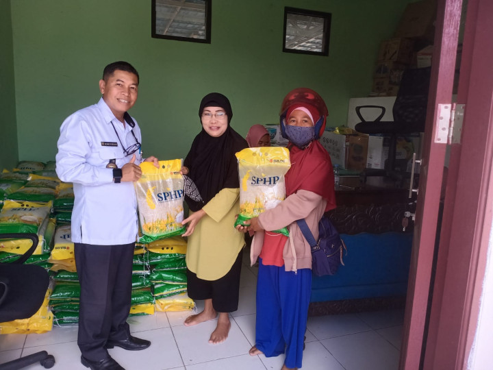 Rabu, 30 Agustus 2023, Lurah bersama Seklur dengan ditemani Camat Sungai Kunjang, membagikan bantuan beras ukuran 5kg kepada warga kurang mampu di Kelurahan Karang Anyar.