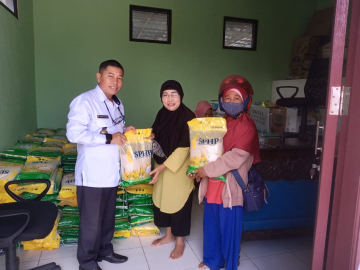 Rabu, 30 Agustus 2023, Lurah bersama Seklur dengan ditemani Camat Sungai Kunjang, membagikan bantuan beras ukuran 5kg kepada warga kurang mampu di Kelurahan Karang Anyar.