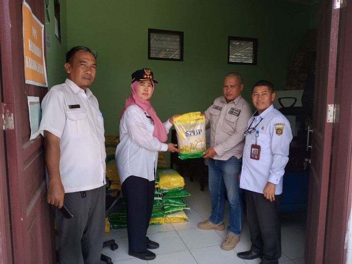 Rabu, 30 Agustus 2023, Lurah bersama Seklur dengan ditemani Camat Sungai Kunjang, membagikan bantuan beras ukuran 5kg kepada warga kurang mampu di Kelurahan Karang Anyar.