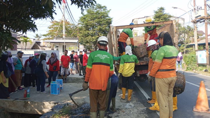 Minggu, 03 September 2023, kegiatan gotong royong bulanan kelurahan di sepanjang Jalan Ulin. Bersama Lurah dan staf, ketua RT, FKPM & PKK Karang Anyar.