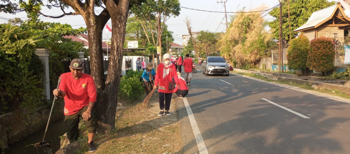 Minggu, 03 September 2023, kegiatan gotong royong bulanan kelurahan di sepanjang Jalan Ulin. Bersama Lurah dan staf, ketua RT, FKPM & PKK Karang Anyar.