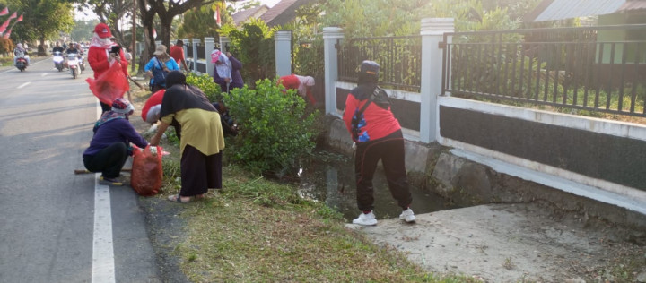 Minggu, 03 September 2023, kegiatan gotong royong bulanan kelurahan di sepanjang Jalan Ulin. Bersama Lurah dan staf, ketua RT, FKPM & PKK Karang Anyar.