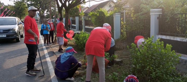 Minggu, 03 September 2023, kegiatan gotong royong bulanan kelurahan di sepanjang Jalan Ulin. Bersama Lurah dan staf, ketua RT, FKPM & PKK Karang Anyar.