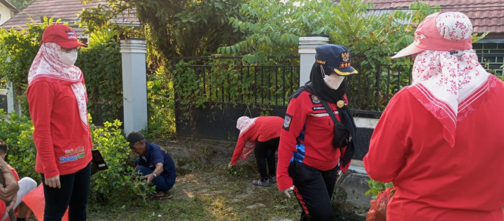 Minggu, 03 September 2023, kegiatan gotong royong bulanan kelurahan di sepanjang Jalan Ulin. Bersama Lurah dan staf, ketua RT, FKPM & PKK Karang Anyar.