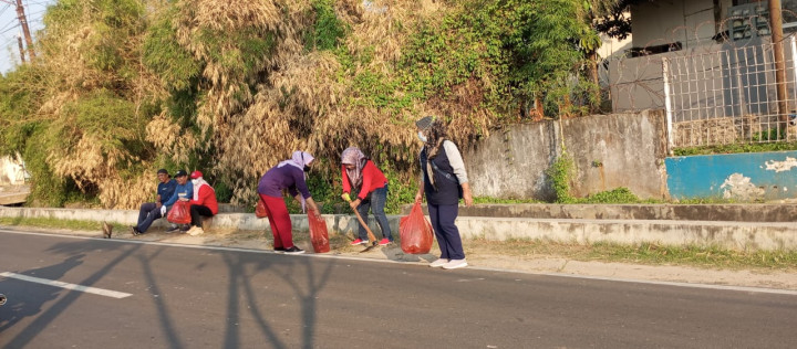 Minggu, 03 September 2023, kegiatan gotong royong bulanan kelurahan di sepanjang Jalan Ulin. Bersama Lurah dan staf, ketua RT, FKPM & PKK Karang Anyar.