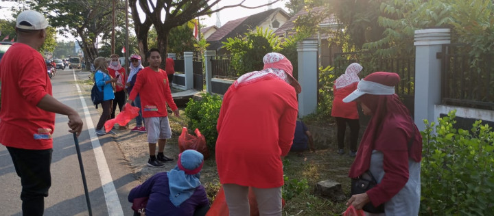 Minggu, 03 September 2023, kegiatan gotong royong bulanan kelurahan di sepanjang Jalan Ulin. Bersama Lurah dan staf, ketua RT, FKPM & PKK Karang Anyar.