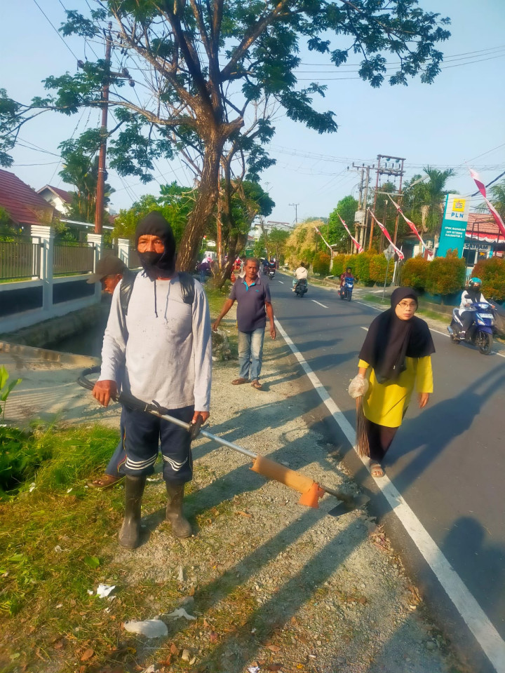 Minggu, 03 September 2023, kegiatan gotong royong bulanan kelurahan di sepanjang Jalan Ulin. Bersama Lurah dan staf, ketua RT, FKPM & PKK Karang Anyar.
