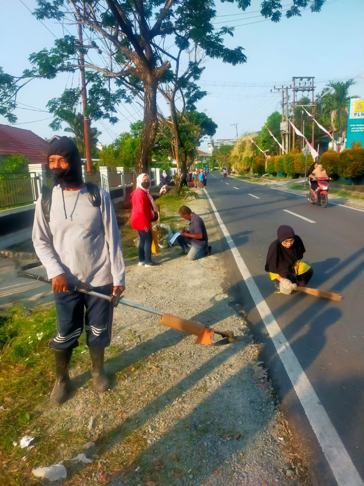 Minggu, 03 September 2023, kegiatan gotong royong bulanan kelurahan di sepanjang Jalan Ulin. Bersama Lurah dan staf, ketua RT, FKPM & PKK Karang Anyar.