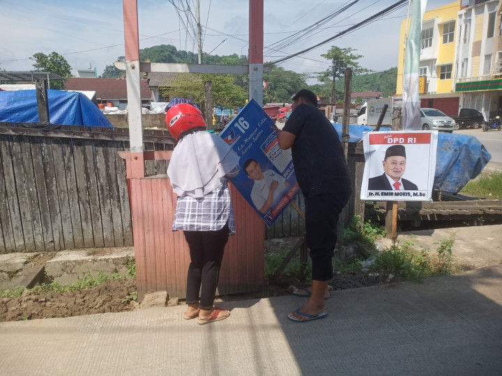 Jumat, 08 September 2023, Lurah bersama staf Pemerintahan Karang Anyar, melakukan penertiban pelepasan spanduk dan baliho pemilu yang berada di wilayah Kelurahan Karang Anyar.