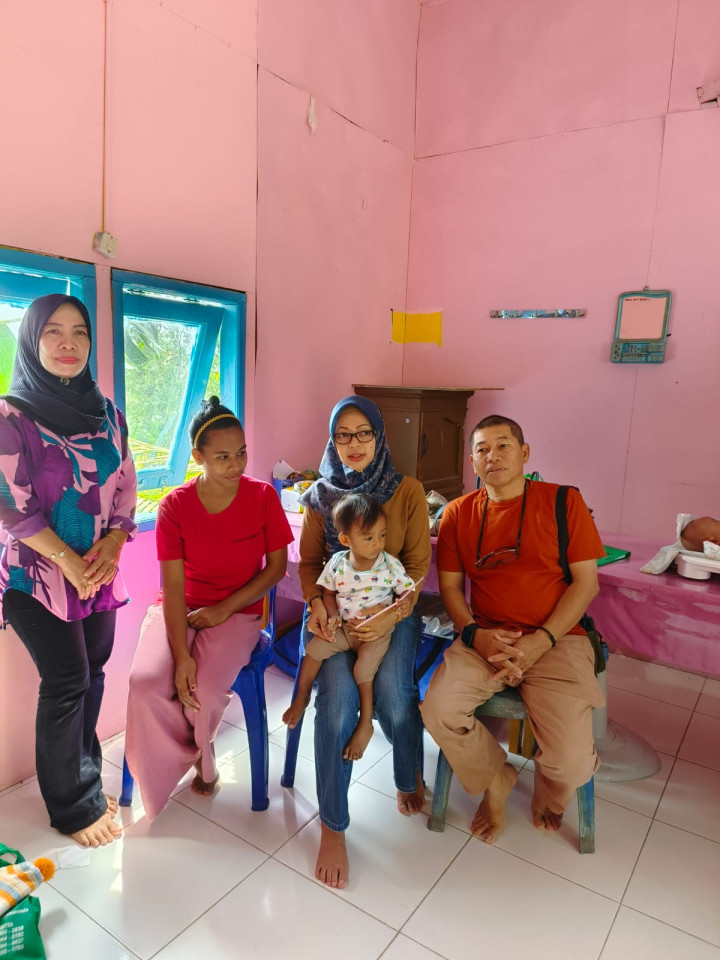Sabtu, 09 September 2023, Lurah bersama Ketua PKK Karang Anyar memberikan bantuan makanan telur pada anak— anak penderitaan stunting di RT.004, 033 dan 036.