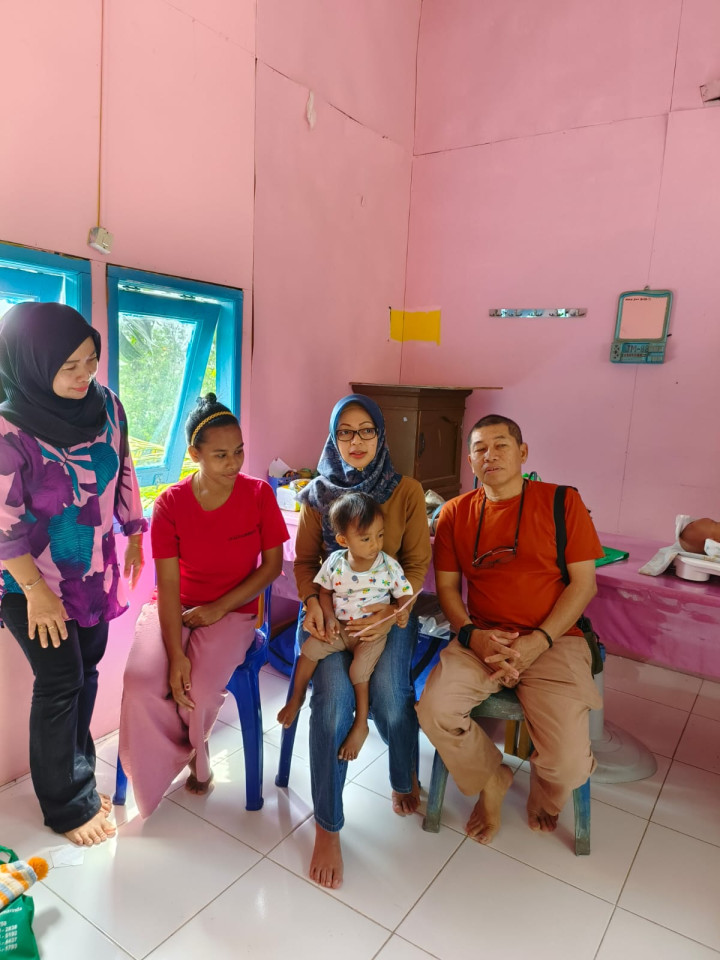 Sabtu, 09 September 2023, Lurah bersama Ketua PKK Karang Anyar memberikan bantuan makanan telur pada anak— anak penderitaan stunting di RT.004, 033 dan 036.