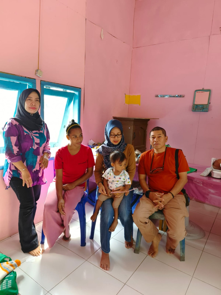 Sabtu, 09 September 2023, Lurah bersama Ketua PKK Karang Anyar memberikan bantuan makanan telur pada anak— anak penderitaan stunting di RT.004, 033 dan 036.
