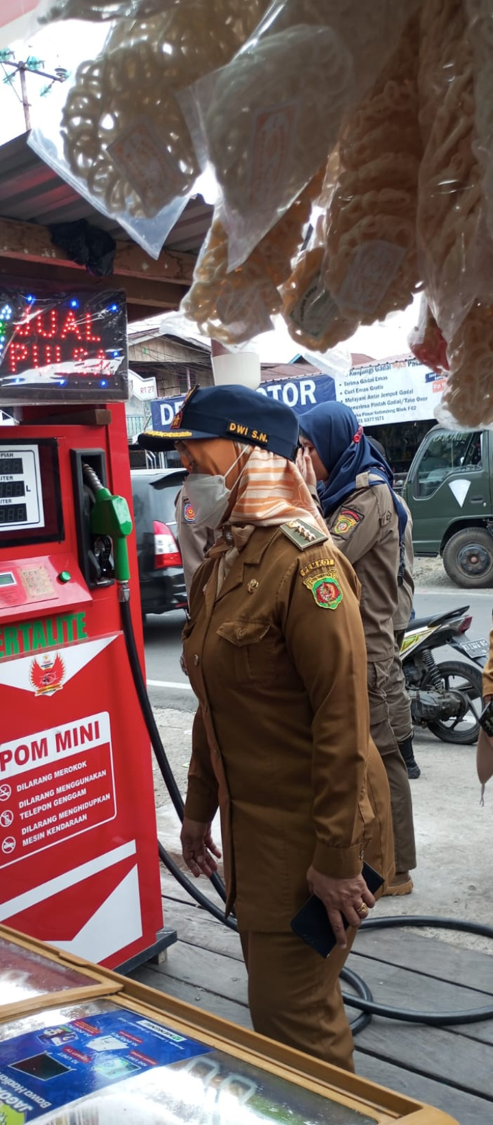 Senin, 14 September 2023, Lurah bersama Kasie Pemerintahan mendampingi Camat dan jajaran Kecamatan Sungai Kunjang melakukan penertiban pedagang diatas parut dan trotoar di Jalan Ulin