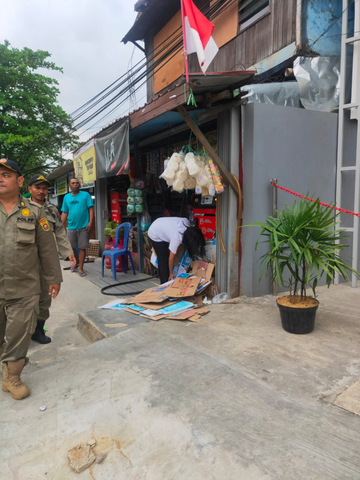 Senin, 14 September 2023, Lurah bersama Kasie Pemerintahan mendampingi Camat dan jajaran Kecamatan Sungai Kunjang melakukan penertiban pedagang diatas parut dan trotoar di Jalan Ulin