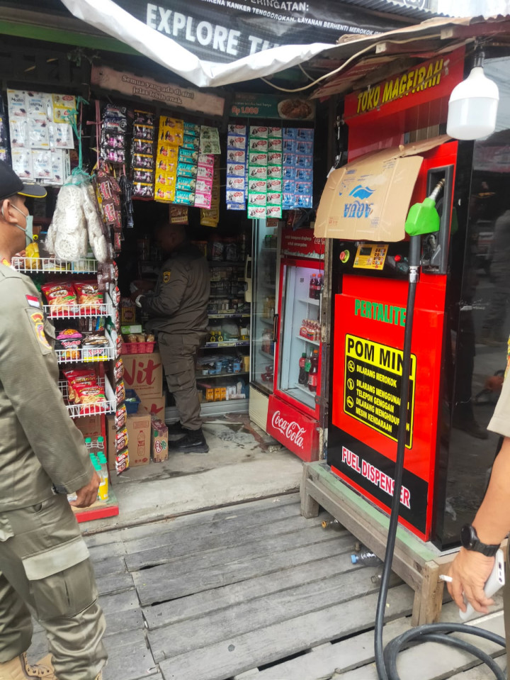Senin, 14 September 2023, Lurah bersama Kasie Pemerintahan mendampingi Camat dan jajaran Kecamatan Sungai Kunjang melakukan penertiban pedagang diatas parut dan trotoar di Jalan Ulin