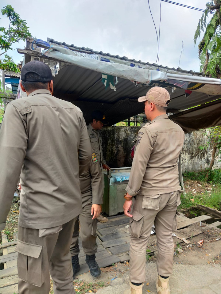 Senin, 14 September 2023, Lurah bersama Kasie Pemerintahan mendampingi Camat dan jajaran Kecamatan Sungai Kunjang melakukan penertiban pedagang diatas parut dan trotoar di Jalan Ulin