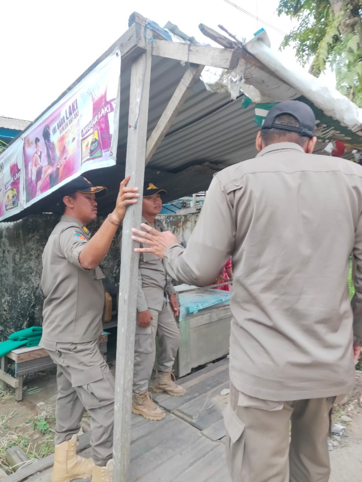 Senin, 14 September 2023, Lurah bersama Kasie Pemerintahan mendampingi Camat dan jajaran Kecamatan Sungai Kunjang melakukan penertiban pedagang diatas parut dan trotoar di Jalan Ulin