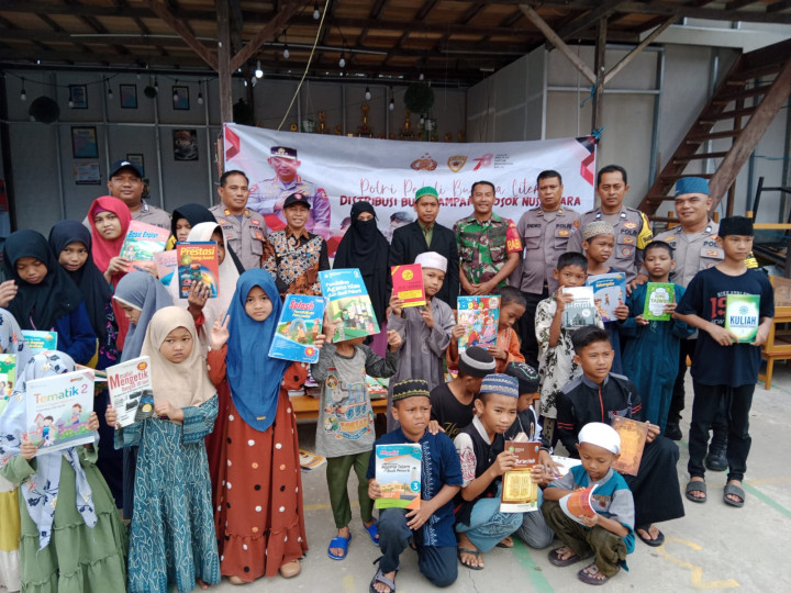 Kamis, 14 September 2023, Lurah menghadiri kegiatan Jumat curhat bersama Kapolsek Sungai Kunjang dan pemberian bantuan buku dan semnako di RT. 032, Jln. Kahoi